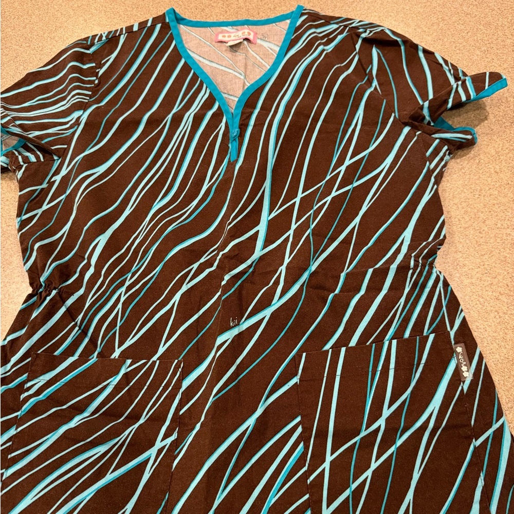 Large Koi scrub top. Brown and aqua.